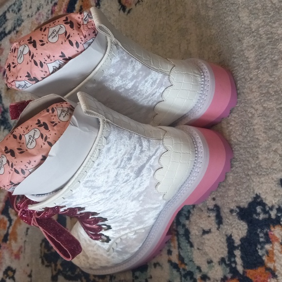 New MORNING STROLL IRREGULAR CHOICE Velvet pink/cream Boots, Size 40 (US 9-9.5) - Picture 4 of 7